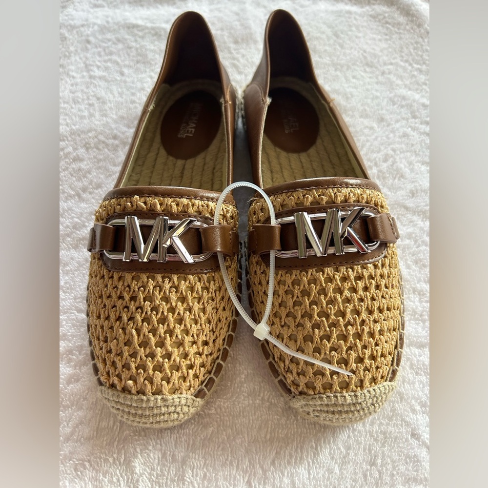 Michael Kors: Close Toe Shoe, Perfectly Designed with Leather/Crochet Fabric.